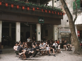 Một Hà Nội đông đúc nhưng vẫn cực chill trong ngày đầu nghỉ lễ: người người rủ nhau ra phố, các quán cafe kín khách ngồi vỉa hè - Ảnh 14.