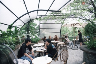 Một Hà Nội đông đúc nhưng vẫn cực chill trong ngày đầu nghỉ lễ: người người rủ nhau ra phố, các quán cafe kín khách ngồi vỉa hè - Ảnh 11.