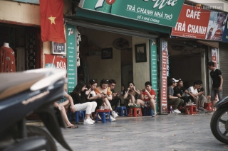 Một Hà Nội đông đúc nhưng vẫn cực chill trong ngày đầu nghỉ lễ: người người rủ nhau ra phố, các quán cafe kín khách ngồi vỉa hè - Ảnh 15.