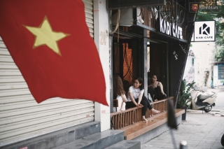 Một Hà Nội đông đúc nhưng vẫn cực chill trong ngày đầu nghỉ lễ: người người rủ nhau ra phố, các quán cafe kín khách ngồi vỉa hè - Ảnh 2.