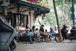 Một Hà Nội đông đúc nhưng vẫn cực chill trong ngày đầu nghỉ lễ: người người rủ nhau ra phố, các quán cafe kín khách ngồi vỉa hè - Ảnh 1.