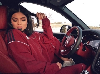 Style chụp hình trên xe trước đây luôn được nữ tỷ phú Kylie Jenner áp dụng , em út nhà Kardashian sở hữu dàn siêu xe “khủng” cho nên người đẹp thường diện đồ chỉ để ngồi trong xe tạo dáng