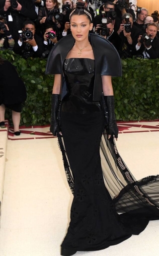 Năm 2018 Bella Hadid gỡ gạc lại gây ấn tượng khi hóa thân thành style hơi hướng ” nữ bá tước ma cà rồng” trong kiểu váy chất liệu vinyl đến từ Chrome Hearts