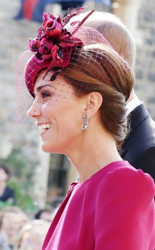 Nhà thiết kế mũ người Ireland được Kate Middleton được Kate thuê riêng để thiết kế ra những kiểu mũ đẹp và độc để nàng Công nương có thể tỏa sáng hơn trong các trang phục trước công chúng tại những buổi lễ trang trọng