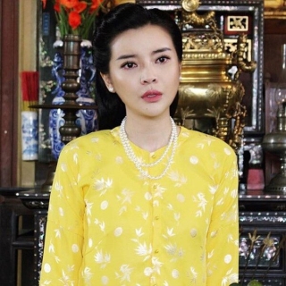 Cao Thái Hà thể hiện hình ảnh người phụ nữ quyền lực, giàu sang với áo bà ba in họa tiết ánh vàng, kết hợp chuỗi ngọc trai vương giả.