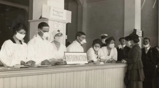 Người dân nghe nhân viên y tế phổ cập thông tin về dịch bệnh ở San Francisco, California năm 1918.