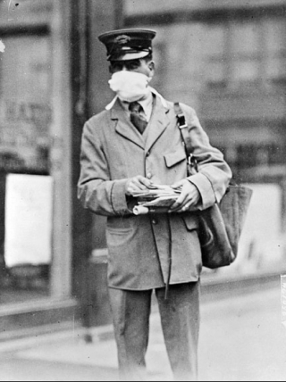 Một người đưa thư đeo khẩu trang ở thành phố New York, mùa thu năm 1918.