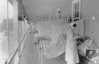 Một y tá kiểm tra cho bệnh nhân tại Bệnh viện Walter Reed, năm 1918.