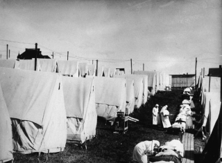 Các y tá chăm sóc cho bệnh nhân cúm Tây Ban Nha trong lều trại ở Massachusetts, năm 1918.