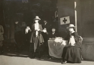 Nhân viên Hội Chữ thập đỏ bán khẩu trang chống dịch ở San Francisco, California, năm 1918.