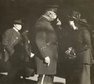 Dòng người xếp hàng chờ lấy khẩu trang ở San Francisco, California năm 1918.