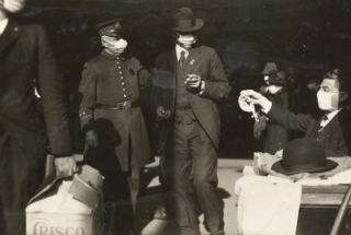 Người đàn ông phát khẩu trang ở San Francisco, California, năm 1918.