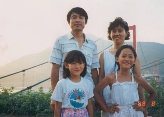 Son Ye Jin chụp ảnh cùng các thành viên trong gia đình, có thể thấy, từ bé cô đã sở hữu vẻ ngoài ưa nhìn vượt trội