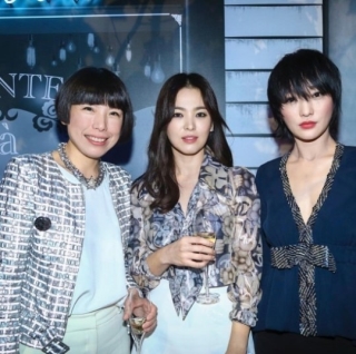 . Xuất hiện ở sự kiện thời trang của Chanel tại Bắc Kinh vào tháng 5/2016, Mỹ nhân Hàn Song Hye Kyo cũng từng góp mặt và chụp hình cùng với Đại Minh Tinh Châu Tấn
