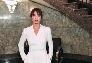 Trong show thời trang của Ralph Lauren, Song Hye Kyo là khách mời nữ nổi bật giữa dàn sao quốc tế khi khoác trên mình bộ jumpsuit trắng tinh khôi kín đáo đầy thanh lịch