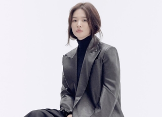 Mỹ nhân hàng đầu Song Hye Kyo trong thiết kế suit xám đậm “menly” này mix cùng áo cổ lọ mặc bên trong trong 1 buổi chụp hình tạp chí. Cách phối đồ này xây dựng thành công hình ảnh một người phụ nữ mạnh mẽ không ngại sóng gió “thị phi” tại showbiz