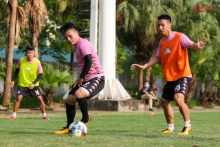 Thể thao - Cận cảnh Quang Hải cùng đồng đội 'vật lộn' dưới cái nắng 40 độ chuẩn bị tái khởi tranh V-League 2020 (Hình 7).