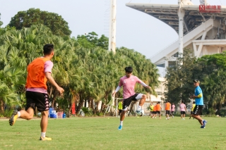 Thể thao - Cận cảnh Quang Hải cùng đồng đội 'vật lộn' dưới cái nắng 40 độ chuẩn bị tái khởi tranh V-League 2020 (Hình 9).
