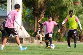 Thể thao - Cận cảnh Quang Hải cùng đồng đội 'vật lộn' dưới cái nắng 40 độ chuẩn bị tái khởi tranh V-League 2020 (Hình 6).