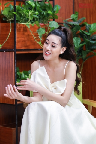 Giải trí - Những khoảnh khắc đáng yêu của Hoa hậu Hoàn vũ Việt Nam 2019 Nguyễn Trần Khánh Vân tại Talkshow do Người Đưa Tin Pháp luật tổ chức (Hình 7).