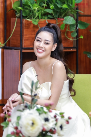 Giải trí - Những khoảnh khắc đáng yêu của Hoa hậu Hoàn vũ Việt Nam 2019 Nguyễn Trần Khánh Vân tại Talkshow do Người Đưa Tin Pháp luật tổ chức