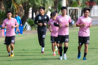 Thể thao - Cận cảnh Quang Hải cùng đồng đội 'vật lộn' dưới cái nắng 40 độ chuẩn bị tái khởi tranh V-League 2020 (Hình 3).