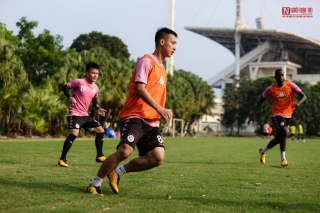 Thể thao - Cận cảnh Quang Hải cùng đồng đội 'vật lộn' dưới cái nắng 40 độ chuẩn bị tái khởi tranh V-League 2020 (Hình 11).