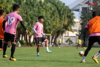 Thể thao - Cận cảnh Quang Hải cùng đồng đội 'vật lộn' dưới cái nắng 40 độ chuẩn bị tái khởi tranh V-League 2020 (Hình 10).