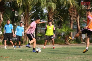 Thể thao - Cận cảnh Quang Hải cùng đồng đội 'vật lộn' dưới cái nắng 40 độ chuẩn bị tái khởi tranh V-League 2020 (Hình 5).