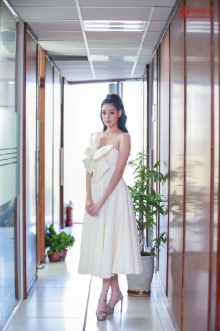 Giải trí - Những khoảnh khắc đáng yêu của Hoa hậu Hoàn vũ Việt Nam 2019 Nguyễn Trần Khánh Vân tại Talkshow do Người Đưa Tin Pháp luật tổ chức (Hình 2).