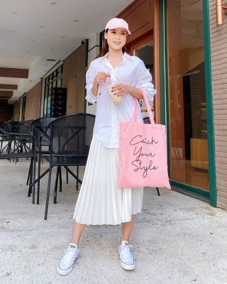 Sam với phong cách “kẹo ngọt” khi diện set đồ trắng tinh khôi mix cùng mũ và tote bag hồng phấn