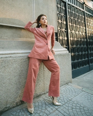 Phương Trinh Jolie “thanh lịch” nhưng không kém phần quyến rũ trong set đồ suit màu hồng san hô cách tân trong bộ ảnh streetstyle