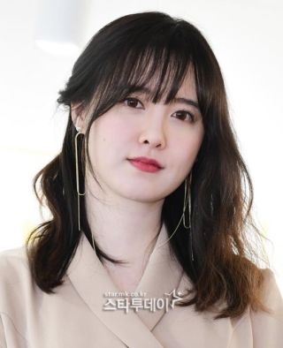 Kiểu tóc lòa xòa khiến cô gây mất điểm không kém làm “giảm đi” độ nổi bật về nhan sắc của Goo Hye Sun