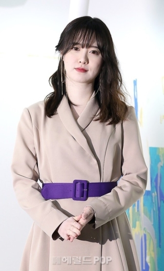 Goo Hye Sun chọn cho mình thiết kế trench coat áo khoác dáng dài màu be mix với thắt lưng tím ngang eo không ăn rơ gì với nhau