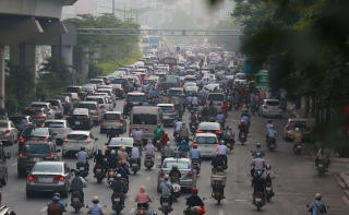  Từ hơn 7h sáng, đường phố đã vô cùng nhộn nhịp. Người dân bắt đầu quay lại cuộc sống công việc thường ngày sau kỳ nghỉ phòng dịch COVID-19. Theo ghi nhận nhiều ngày qua, Việt Nam không ghi nhận thêm ca nhiễm mới ngoài cộng đồng.
