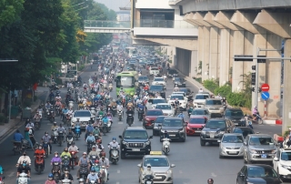  Sáng nay (4/5), người Hà Nội bắt đầu đi làm sau kỳ nghỉ lễ 30/4-1/5 kéo dài 4 ngày. Các tuyến đường thủ đô đã đông đúc, tấp nập xe cộ.