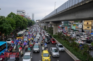 Tin nhanh - Đường phố Thủ đô ùn tắc nghiêm trọng sau cơn mưa lớn