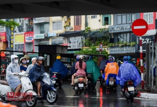 Tin nhanh - Đường phố Thủ đô ùn tắc nghiêm trọng sau cơn mưa lớn (Hình 10).