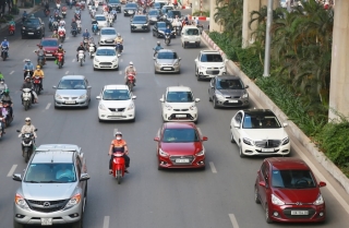  Hình ảnh dòng người di chuyển lúc 7h sáng trên đường Nguyễn Trãi.