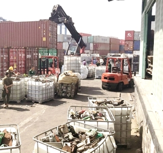 Buộc tái xuất hàng ngàn container phế thải
