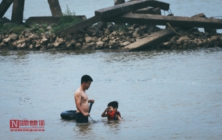 Tin nhanh - Hà Nội: Bất chấp nguy hiểm, người dân đổ ra hồ Tây, sông Hồng 'giải nhiệt” (Hình 15).