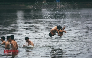 Tin nhanh - Hà Nội: Bất chấp nguy hiểm, người dân đổ ra hồ Tây, sông Hồng 'giải nhiệt” (Hình 8).