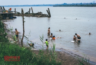 Tin nhanh - Hà Nội: Bất chấp nguy hiểm, người dân đổ ra hồ Tây, sông Hồng 'giải nhiệt” (Hình 12).