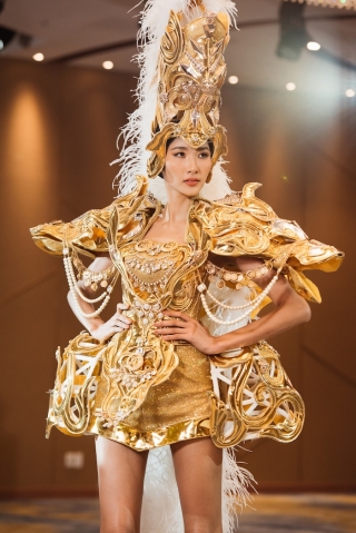 Hoàng Thùy là một trong những chân dài, Á hậu Hoàn vũ Việt Nam 2017 sở hữu những bước catwalk thượng thừa cùng chiều cao chuẩn người mẫu.