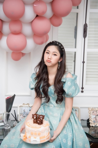 Á hậu Thanh Tú khoe nhan sắc xinh đẹp trong tiệc sinh nhật tuổi 26