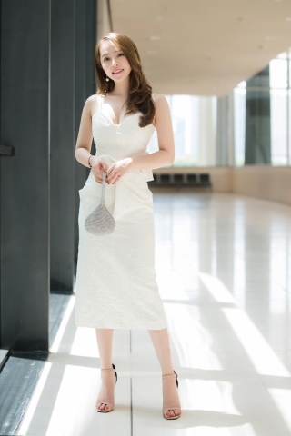Nữ diễn viên xinh đẹp Quỳnh Nga xuất hiện tại sự kiện mới nhất với bộ váy trắng ôm hai dây tôn dáng vòng 1 đẫy đà