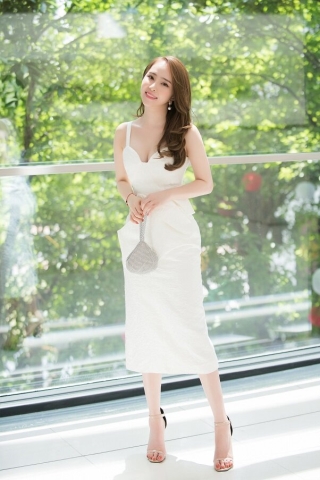 Bộ váy trắng tinh khôi này giúp Quỳnh Nga khéo léo, tinh tế khoe 3 vòng đều vô cùng quyến rũ.
