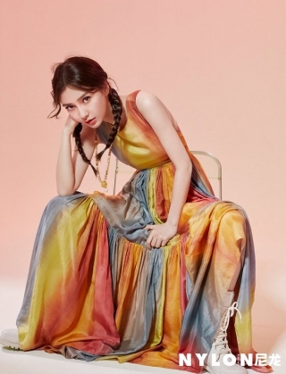 Bộ váy đa sắc màu của Dior được Angelababy diện  khi chụp cho tạp chí Nylon China số tháng 4