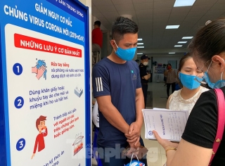 Hà Nội: Bệnh viện quá tải, nhiều người quên đeo khẩu trang ngồi sát sạt nhau - ảnh 8