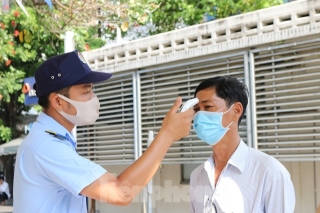 Mục kích khai báo y tế bằng 'nhất dương chỉ' ở bệnh viện lớn nhất Sài Gòn - ảnh 3
